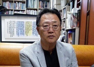 China expert Kang Jun-young speaks to the Hankyoreh from his office at HUFS on May 26. (Kim Young-bae/The Hankyoreh)