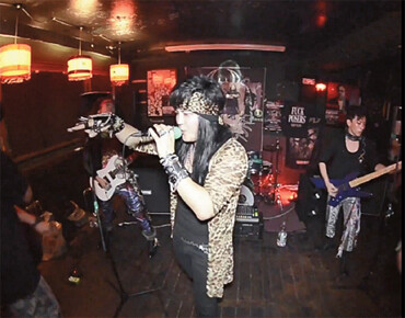 헤비메탈 밴드 ‘피해의식’은 경력이 짱짱한 멤버들이 일부러 만든 키치스러운 음악을 연주한다.유튜브 동영상 갈무리