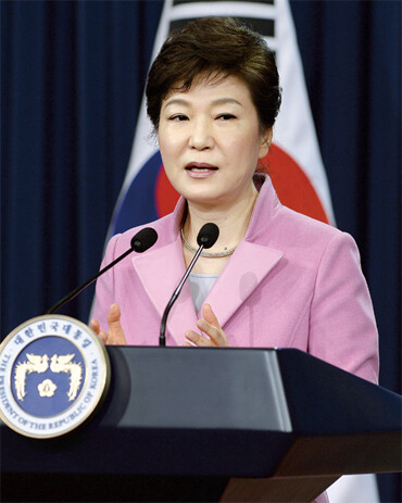 박근혜 대통령은 지난 1월6일 기자회견에서 3년 뒤면 1인당 국민소득이 4만달러를 바라보게 될 것이라고 말했다.국민소득이 오른다고 해서 우리가 행복해질 수 있을까.청와대사진기자단