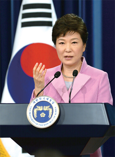 박근혜 대통령이 2014년 1월6일 청와대에서 신년 기자회견을 하는 모습. 당시 기자들이 사전에 질문을 알려주고 대통령이 답하는 형식으로 진행돼 국민과의 소통 방식을 두고 비판이 일기도 했다. 청와대사진기자단