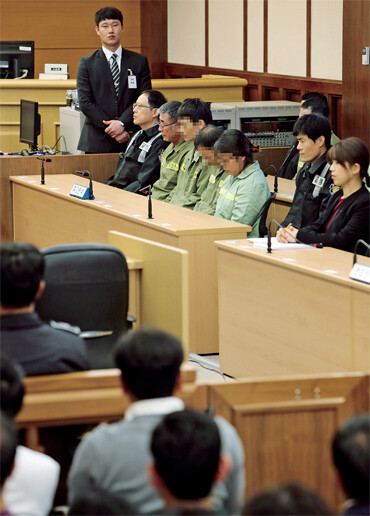 지난 11월11일 오후, 광주 동구 광주지방법원에서 이준석 선장 등 세월호 선원 15명이 피고인석에 앉아 1심 선고 결과를 기다리고 있다. 사진공동취재단