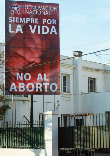 칠레의 중도 우파 국가혁신당(RN) 당사에 낙태에 반대하는 홍보물이 걸려 있다. 김순배