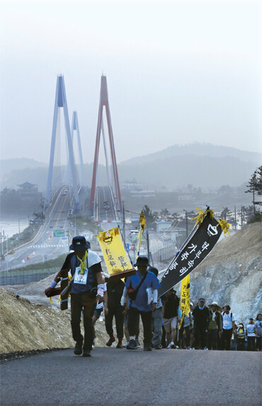 유가족 도보순례단이 지난 7월27일 진도대교를 넘어 전남 진도군 군내면 언덕길을 오르고 있다.