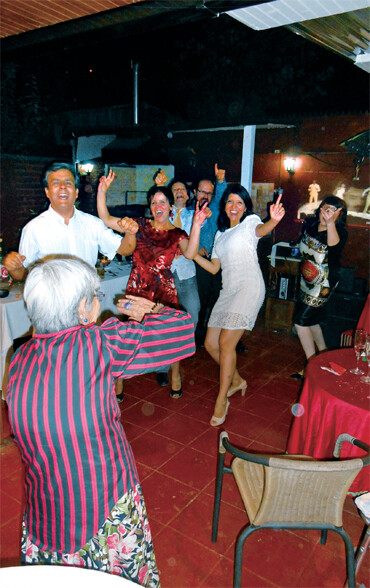 산드라네 가족들이 새해맞이 파티에서 춤을 추다가 환호하고 있다. 김순배