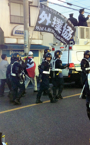 지난 1월19일 일본 사이다마현의 보수우익 시위에서 나치 독일의 상징인 하켄크로이츠를 몸에 두른 참가자의 모습이 보였다. 시위 알림문에는 “하켄크로이츠는 인정한다”고 쓰여 있었다.Springroller 제공
