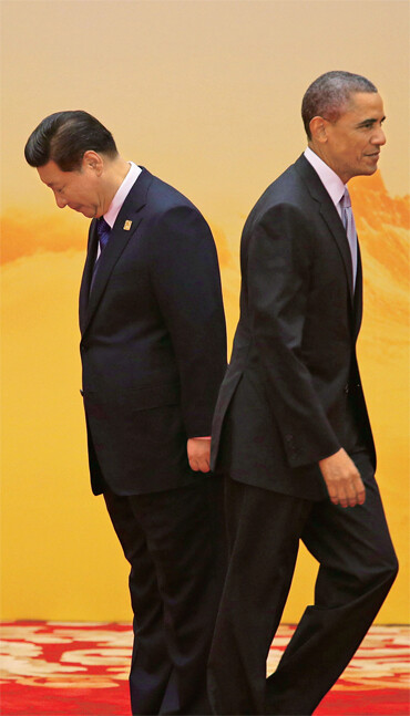 2014년 11월11일 중국 베이징 옌치후 아시아태평양경제협력체(APEC) 회의장에서 마주친 시진핑 중국 국가주석과 버락 오바마 미국 대통령. 청와대사진기자단