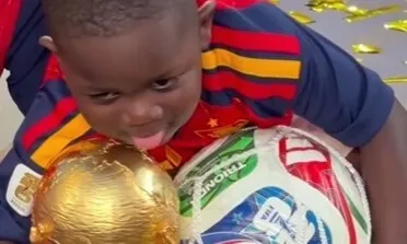 월드컵 트로피 한입 냠~ 야말 4살 동생, 전 세계 홀린 ‘우승 요정’