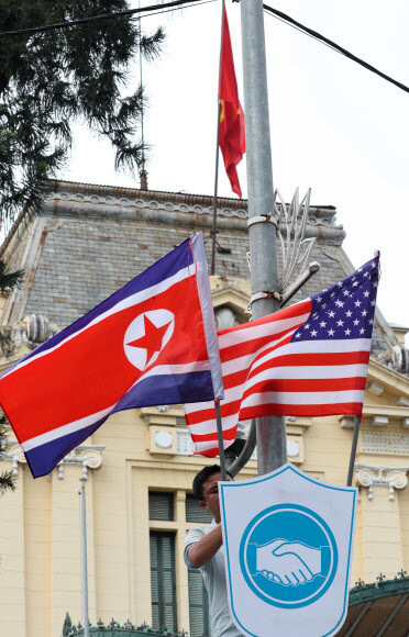 US and North Korean flags fly  next to each other in front of the State Guest House in Hanoi on Feb. 19. (Yonhap News)