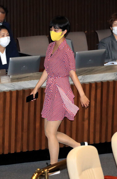 Justice Party lawmaker Ryu Ho-jeong ignites controversy by wearing a dress during a National Assembly session on July 4. (Yonhap New)