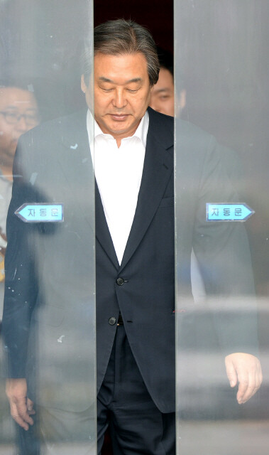 Kim Moo-sung after announcing his resignation as leader of the Saenuri Party