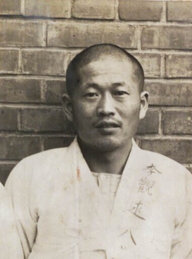 옥중에서 찍은 31살 이관술 모습. 1933년 4월11일 반제동맹 사건으로 서대문형무소에 투옥됐을 때 일본 경찰이 찍었다. 임경석 제공
