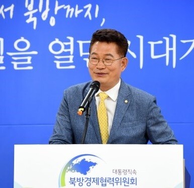 Presidential Committee on Northern Economic Cooperation (PCNEC) chairman Song Young-gil speaks at a press conference regarding economic development among South and North Korea and the US on June 15 at the KT Building in Seoul.