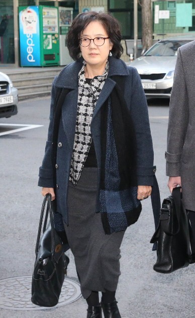 Sejong University Professor and author of “Comfort Women of the Empire” Park Yu-ha arrives at Seoul Dongbu District Court for her trial on Dec. 20. (by Kim Bong-kyu