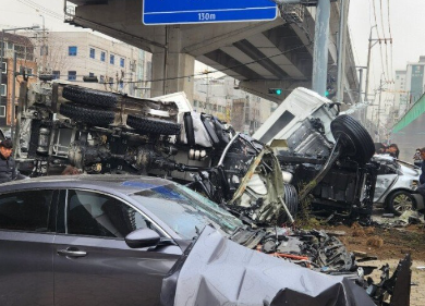 29일 오전 서울지하철 1호선 석계역 근처에서 발생한 13중 차량 추돌 사고 현장. 에펨코리아 갈무리