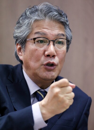  during an interview with the Hankyoreh at his office in Seoul’s Seodaemun district on May 11. (by Kim Kyung-ho