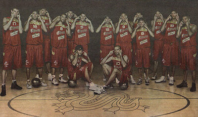 스페인 농구 대표팀 선수들이 신문광고에서 두 둔을 벌리는 포즈를 취한 모습. <가디언> 캡처. 