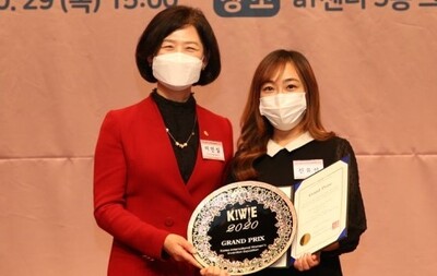 이인실(왼쪽) 여성발명협회장과 진유선 스페셜원 대표. 사진 한국여성발명협회 제공