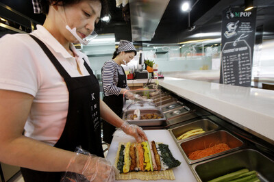 1만5천원짜리 ‘프리미엄’ 김밥을 선언한 서울 압구정동의 ‘킴팝’ 매장