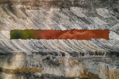 톰 헤겐의 2016년 독일 라이프치히 인근 석탄광산에 패인 웅덩이 사진.
