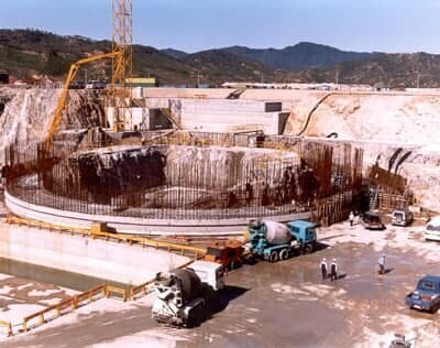 Concrete is poured for a light nuclear reactor in Sinpo, South Hamgyong Province, on Aug. 7, 2002, by the Korea Peninsula Energy Development Organization. The US had officially promised to build two light water reactors in exchange for North Korea’s denuclearization as part of the Agreed Framework, signed on Oct. 21, 1994.
