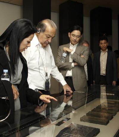Samsung Electronics Vice Chairman Lee Jae-yong (right) looks at an exhibit at the Leeum Museum in Seoul with Telmex Chairman Carlos Slim