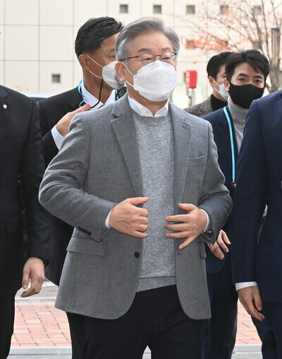 Democratic Party presidential nominee Lee Jae-myung heads into the SBS Prism Tower in Seoul’s Mapo District ahead of a televised forum for candidates on Nov. 18. (Yonhap News)
