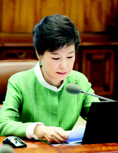  May 13. Park expressed regret that the incident had caused such disappointment among the public. (Blue House photo pool)