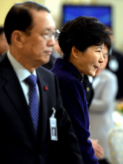  Jan. 30. To her left is Chief of Staff Kim Ki-choon. (Blue House photo pool)