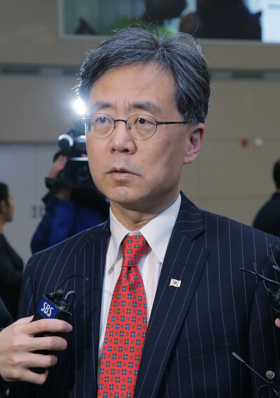 Blue House National Security Office Second Deputy Chief Kim Hyun-chong talks with reporters upon returning from the US on Apr. 5 via Incheon International Airport.