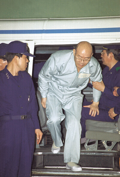 Chun Doo-hwan steps out of a vehicle on Feb. 26, 1996, to face trial. Chun died on Tuesday. (Hankyoreh archive photo)