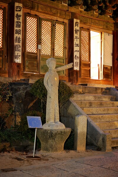 전등사 경내 대웅전 앞에 자리한 이영섭 작가의 어린 왕자 조각상. 전등사 제공
