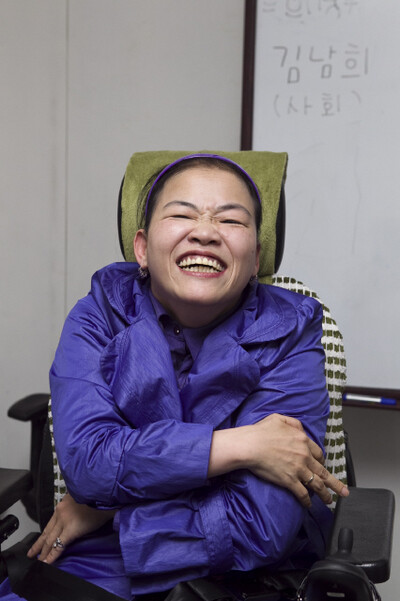 최성미씨는 장애인에게 무엇 하나 거져 주지 않는 세상 덕에 강해졌다. 지난 4월20일 저녁, 인천 남동구 간석동 작은자야간학교 교실에서 그녀가 밝게 웃고 있다. 박승화 기자