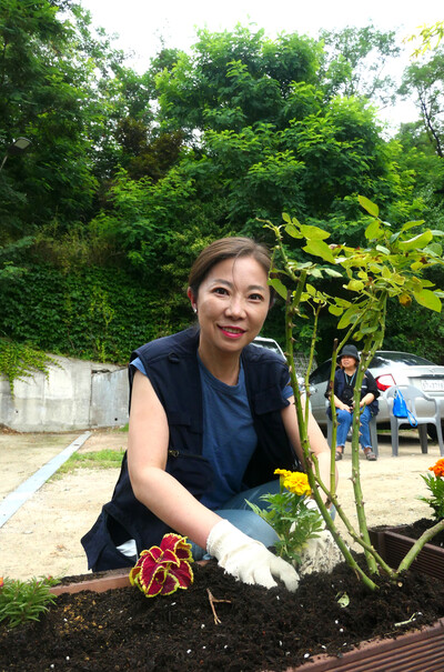 여옥경 교수는 앞으로도 계속 ‘442모난옥돌’ 동아리 학생들과 함께 녹번산골마을에서 ‘도활’을 할 예정이다. 사진 곽윤섭 선임기자