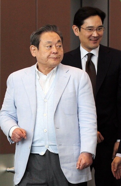 2011년 4월 이건희 삼성전자 회장(왼쪽)과 이재용 부회장이 서울 삼성 사초사옥으로 출근하고 있다. 연합뉴스