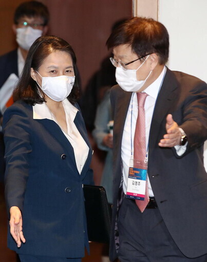 South Korean Minister for Trade Yoo Myung-hee (left), Seoul’s nominee to serve as the World Trade Organization’s new director-general, and Kim Young-ju, chairman of the Korea International Trade Association, attend a conference on international trade at Seoul’s COEX center on July 9. (Yonhap News)