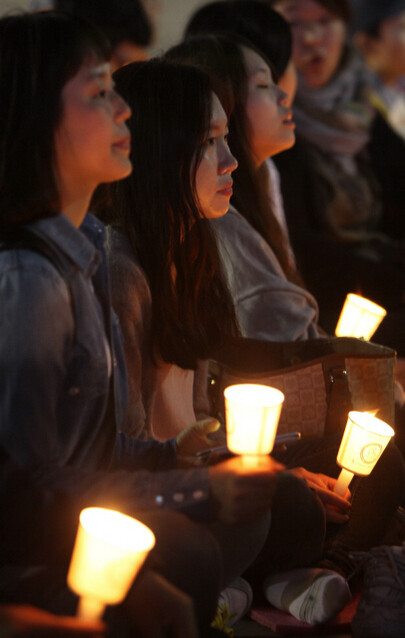  near Seoul city hall April 28. Civic groups are planning to hold a large vigil on May 2. (by Kim Bong-gyu