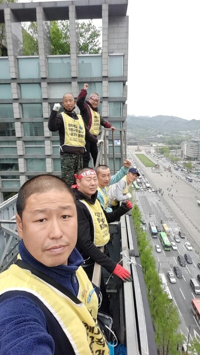 Jeon Young-soo (left) and Lee Sung-ho on the 21st day of their aerial protest in Ulsan