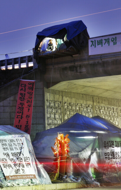 충남 아산공장 인근 도로 6m 높이의 굴다리에서 농성 중인 홍종인 유성기업 노조위원장,