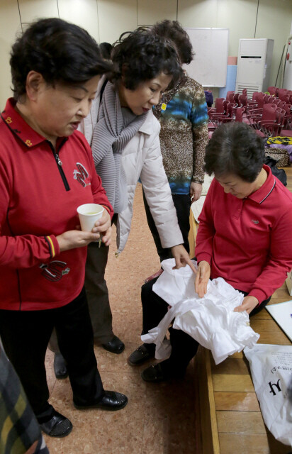 연습을 마친 왕언니클럽 회원들이 다음날 있을 공연의 의상을 챙기고 있다.