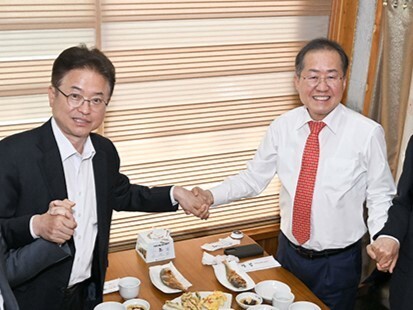 (왼쪽부터)이철우 경북지사와 홍준표 대구시장이 지난달 대구시 군위군 한 식당에서 만나 간담회를 열었다. 대구시 제공