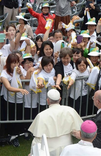  Pope Francis approaches Sewol tragedy victims’ family members