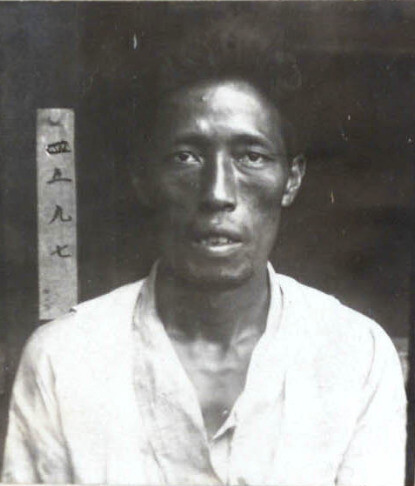 종로경찰서로 압송된 이튿날 취조 도중에 찍은 형사 피의자 권오상의 식별 사진. 1926년 8월3일 촬영. ©국사편찬위원회