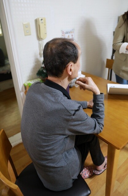 5월4일 신태원(62·가명)씨와 박은상(64·가명)씨의 서울 양천구 자택에서 신씨가 거실에 앉아 복지관 생활을 설명하고 있다. 류우종 기자