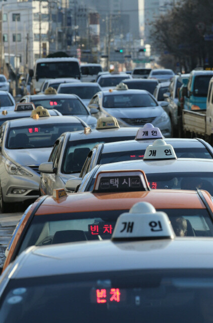 서울역 부근에 택시가 늘어선 모습. 현재 서울에서 운행하는 택시 수는 7만2천 대로 인구 대비 세계 최고 수준이다 김봉규기자