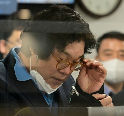 Kim Seong-tae, the former chairperson of Ssangbangwool Group who was arrested in Thailand while a fugitive from the Korean law is transferred to Korean law enforcement at Incheon International Airport on Jan. 17. (pool photo)