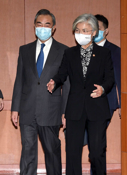 South Korean Foreign Minister Kang Kyung-wha and Chinese Foreign Minister Wang Yi at the Ministry of Foreign Affairs in Seoul on Nov. 26. (Yonhap News)