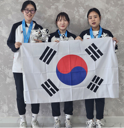 Yang Ji -in (from left), Yoo Hyun -young, and Kim Bo -mi who won the silver medal in the women's general department of the Asian Shooting Championships. Provision of the Korea Shooting Federation