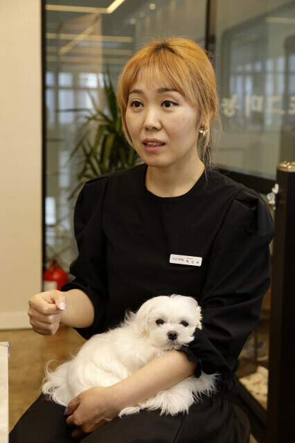 Park Seon-hui, the owner of Dog Minyong in Osan, sits down for an interview with the Hankyoreh on April 15. (Kim Myoung-jin/The Hankyoreh)