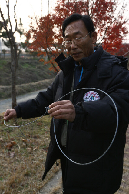 들에서 수거한 올가미를 김명수 부지부장이 들어 보이며 설명하고 있다.