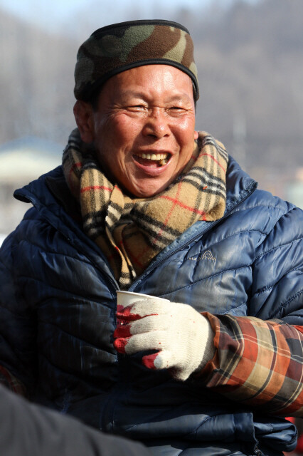 곽태정(63)씨가 동료 장돌림들과 이야기하며 추위도 잊은 채 환하게 웃고 있다. 한겨레 정용일 기자